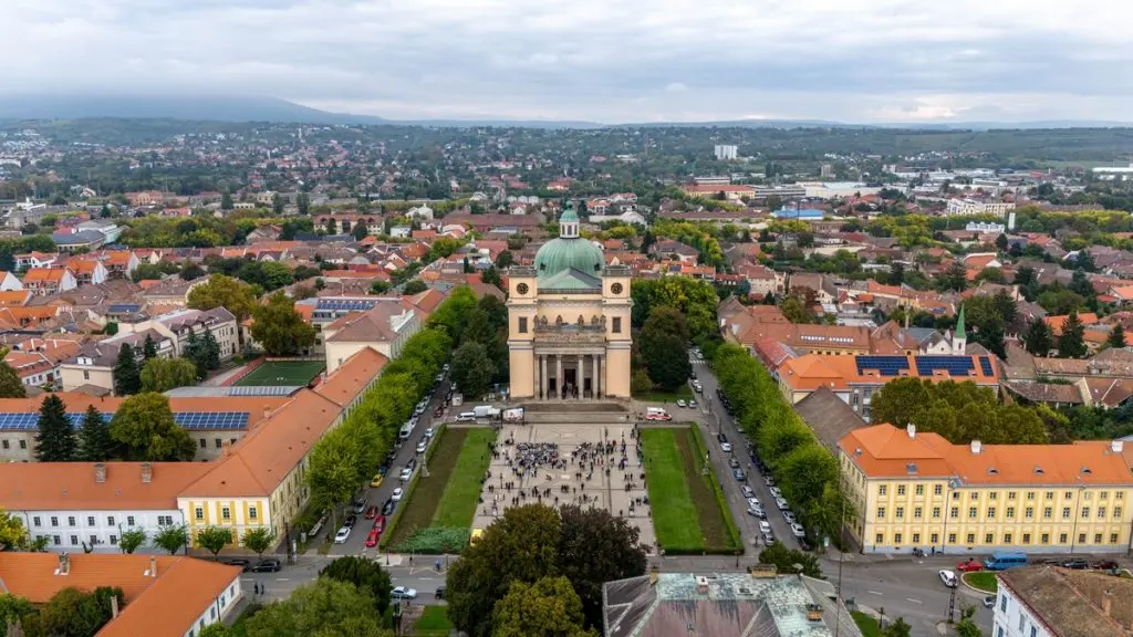 Parkiranje v Vácu 2026: znamenitosti in avtomobilske informacije