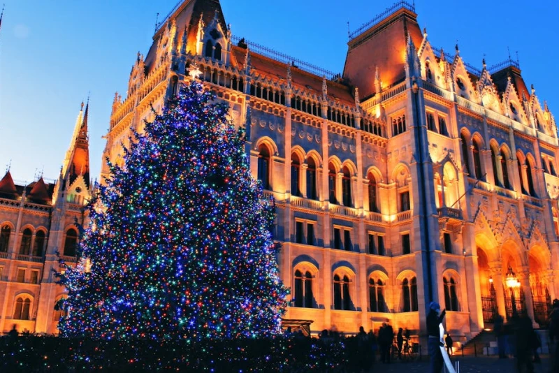 Cele mai frumoase 3 târguri de Crăciun din Budapesta în 2025 – atmosferă, lumini și informații despre parcare