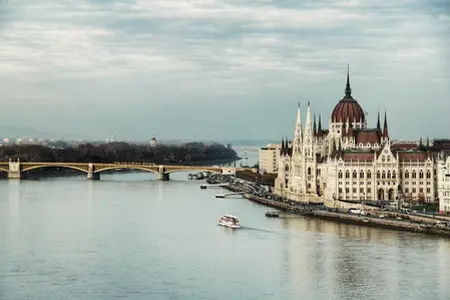 V Budapešti letos nebude během pracovních dnů mezi svátky parkování zdarma.