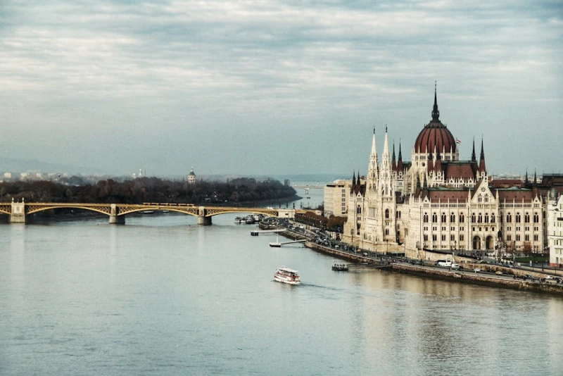 V Budapešti letos nebude během pracovních dnů mezi svátky parkování zdarma.