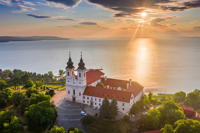 Tihany: Pamiatky a parkovanie